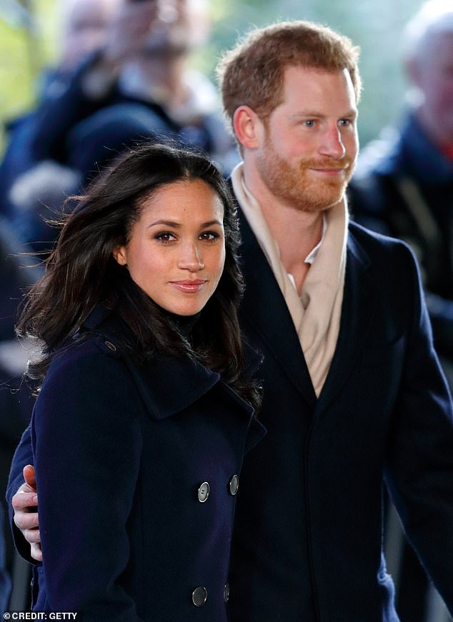 Meghan Markle gây sóng gió khi "đổ lỗi" cho hoàng gia liên quan đến giấy khai sinh của bé Archie, Công nương Kate khoe ảnh selfie nhưng lộ nhược điểm - Ảnh 1.