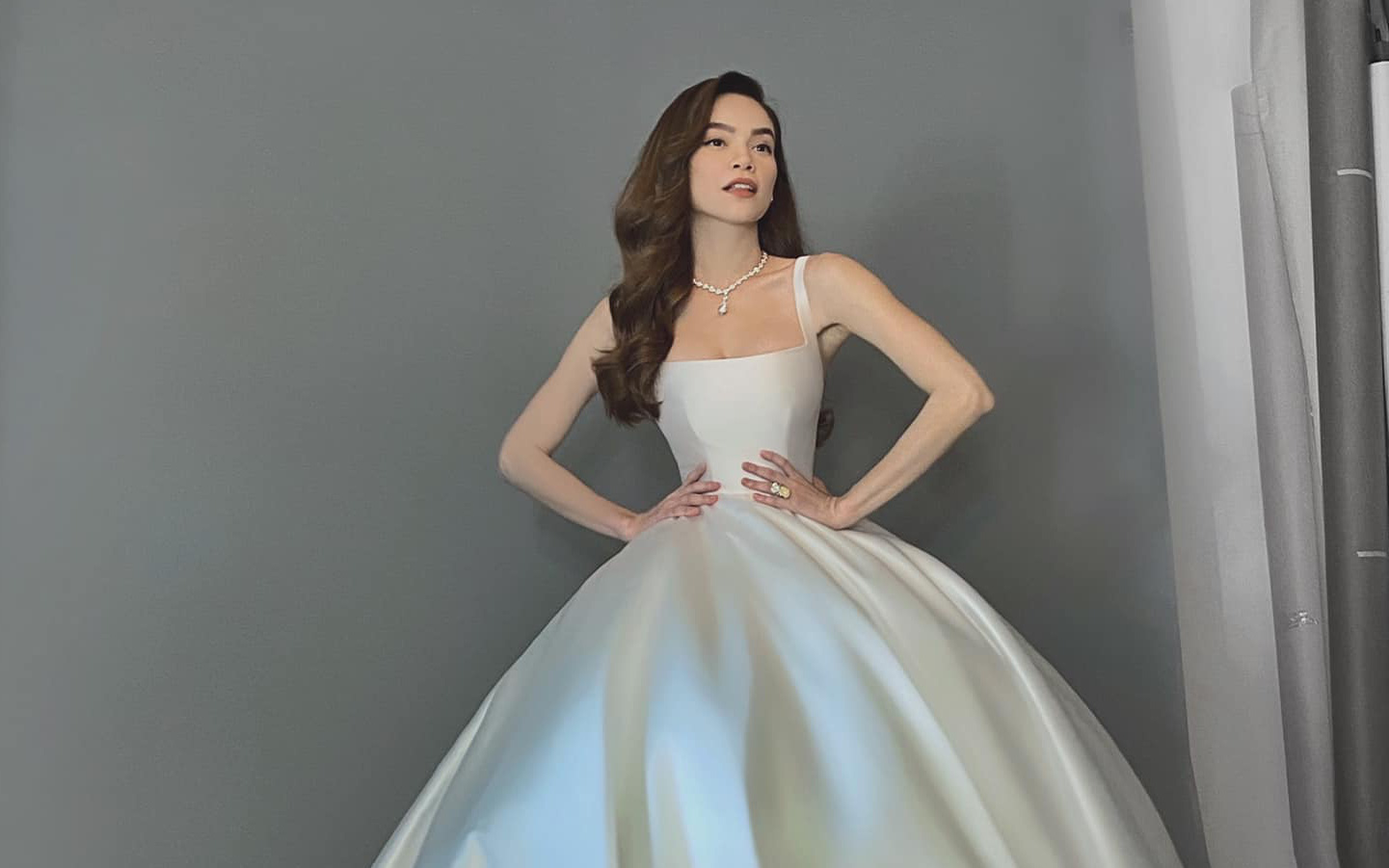 Hồ Ngọc Hà xuất hiện xinh đẹp khi diện váy cưới do Lý Quí Khánh chuẩn bị nhưng lại lộ khuyết điểm quá rõ ràng trên cơ thể