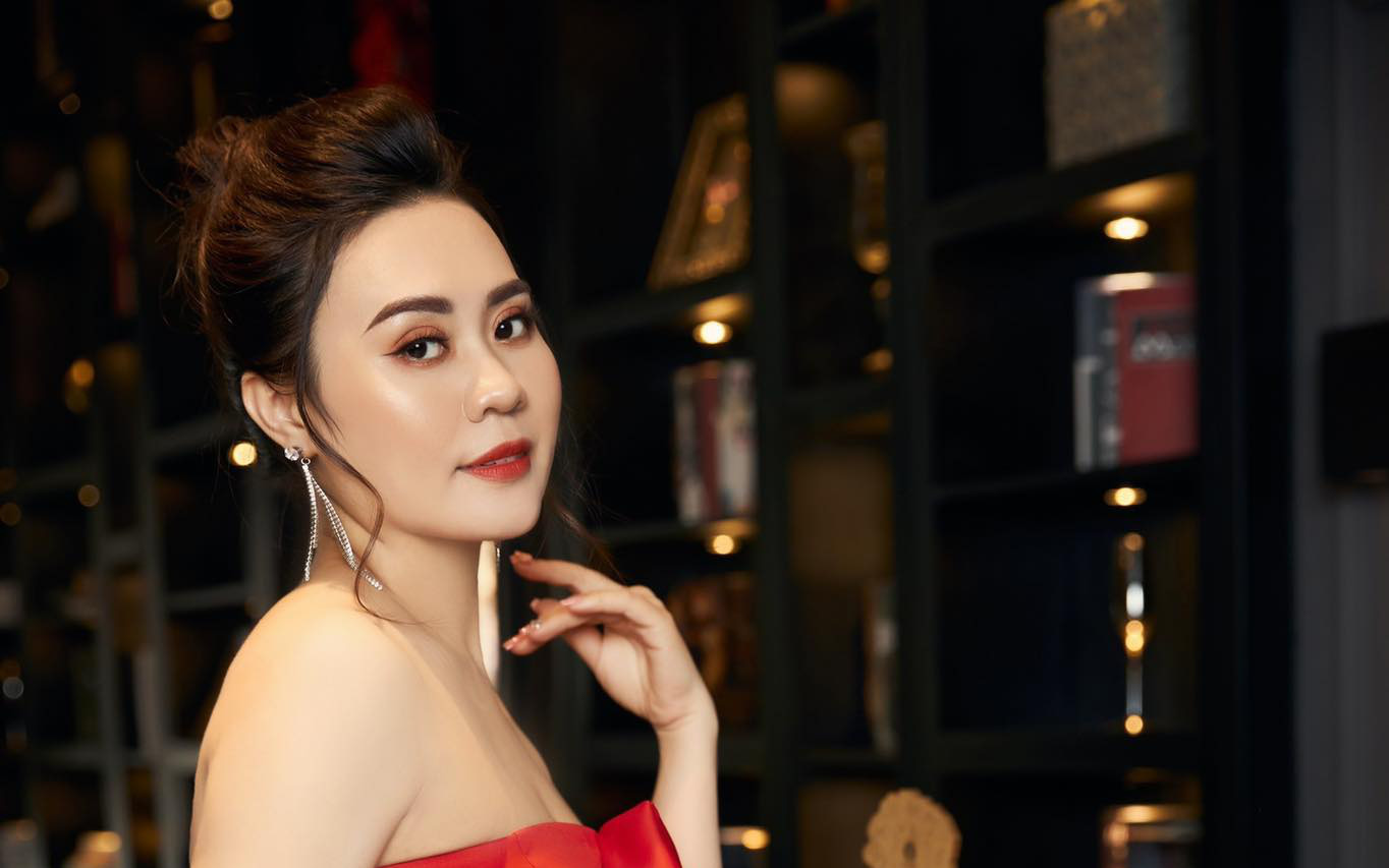 Phan Kim Oanh diện váy đỏ khoe vai trần đi đón xuân trong ngày mùng 1 Tết