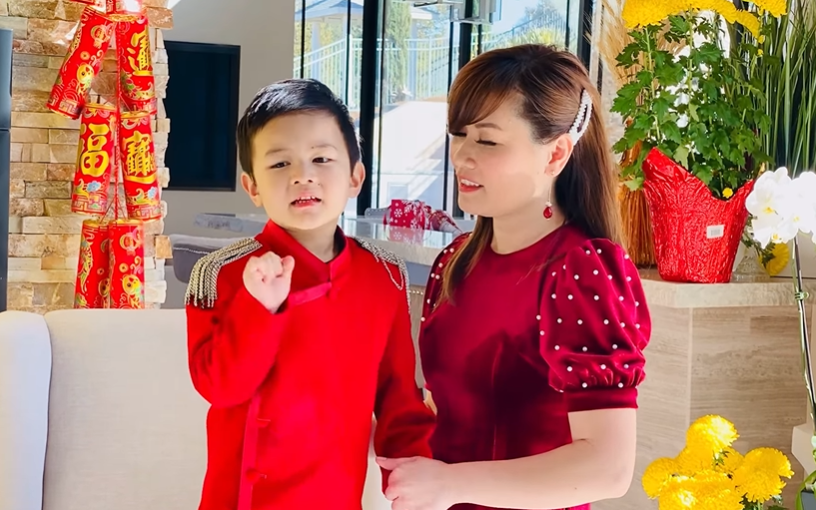 Clip con trai Đan Trường hát chúc Tết bằng tiếng Việt cực đáng yêu
