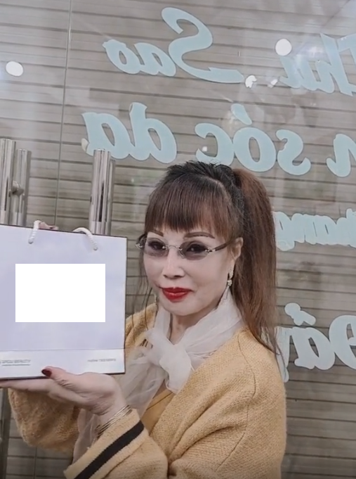 Cô dâu Cao Bằng U70 được chồng trẻ ôm eo tình tứ đón Tết, khuôn mặt đã bớt lệch trẻ xinh hơn nhưng vẫn bị dân mạng chê "trông như 2 bà cháu" - Ảnh 2.