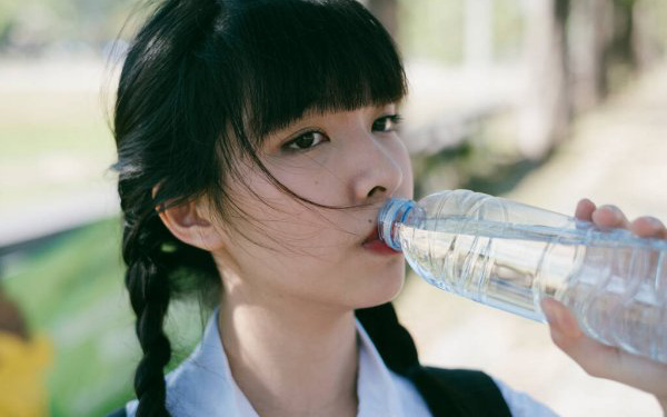 Những kiểu uống nước tai hại mà người Việt cần bỏ ngay trước khi làm tổn thương gan, thận và ung thư tìm đến
