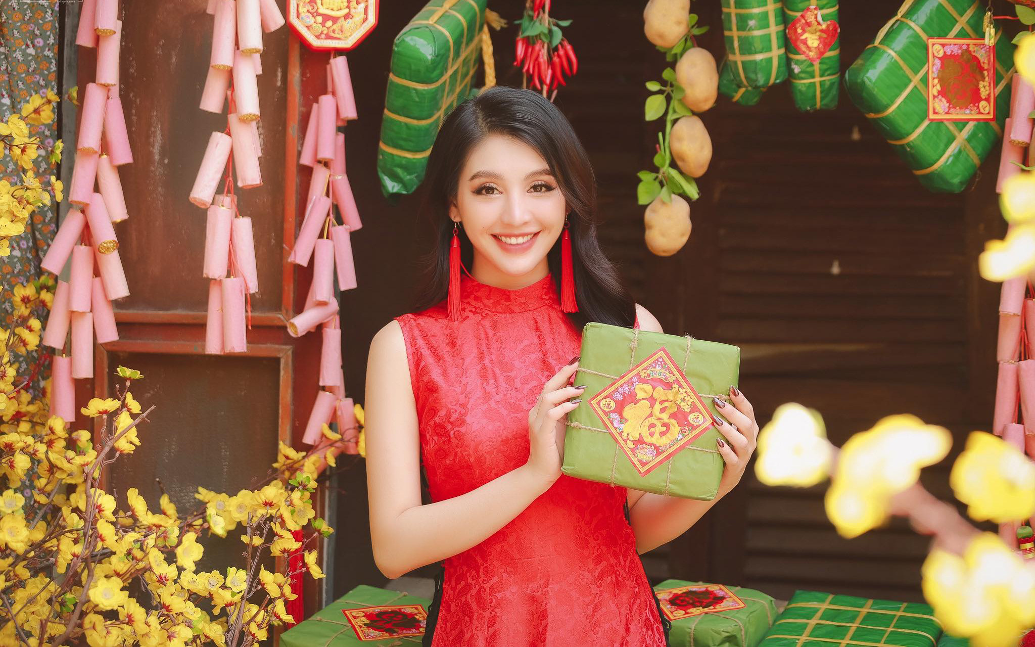 Người đẹp "Hoa hậu Việt Nam 2018" Lê Thanh Tú khoe vóc dáng khi diện áo dài đón xuân