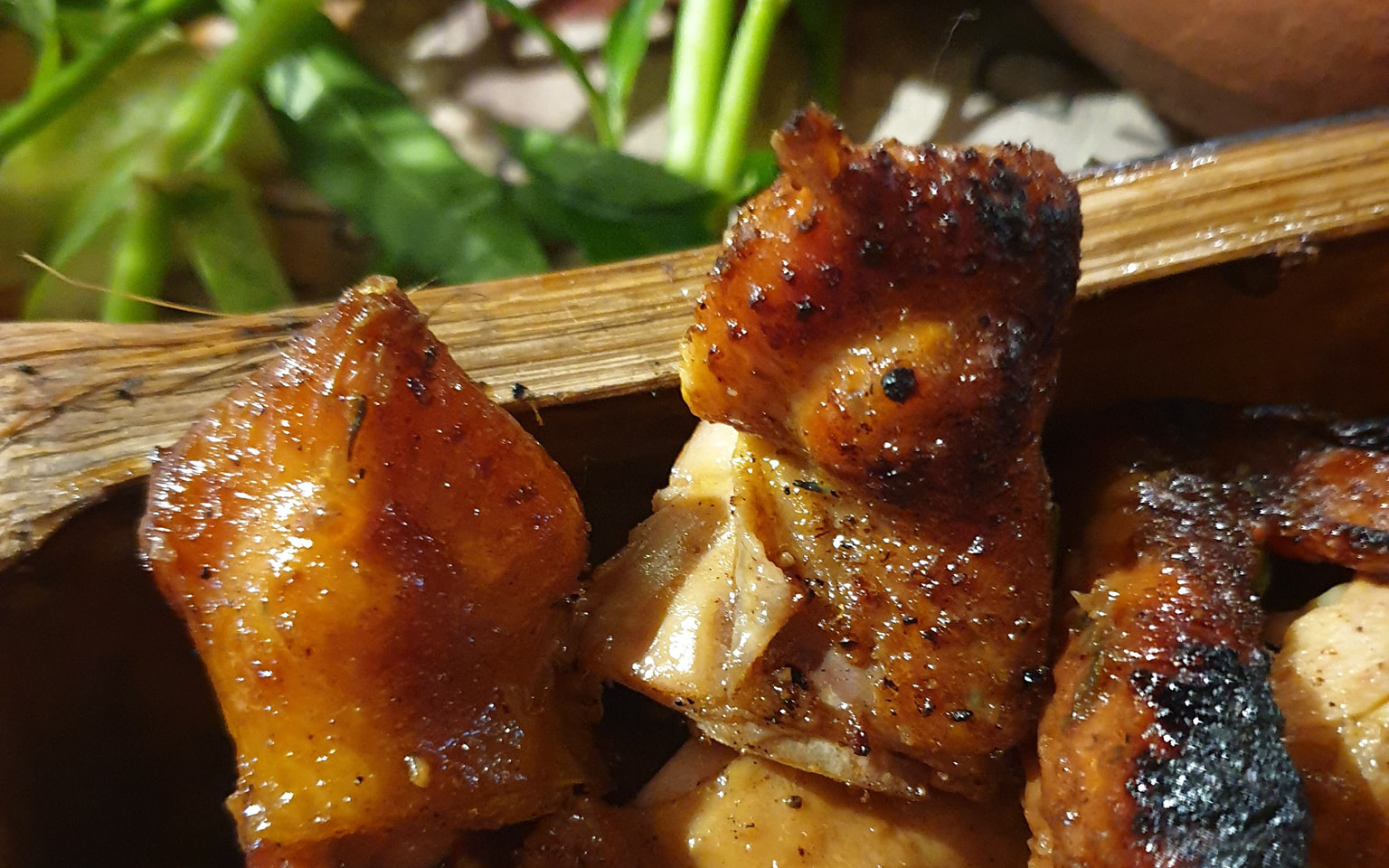 Gọi gà nướng nguyên con nhưng có tận 2 chiếc phao câu trong đĩa, thực khách bê lên mạng hỏi ngay: &quot;Đây có phải gà đột biến hay không&quot;?!?