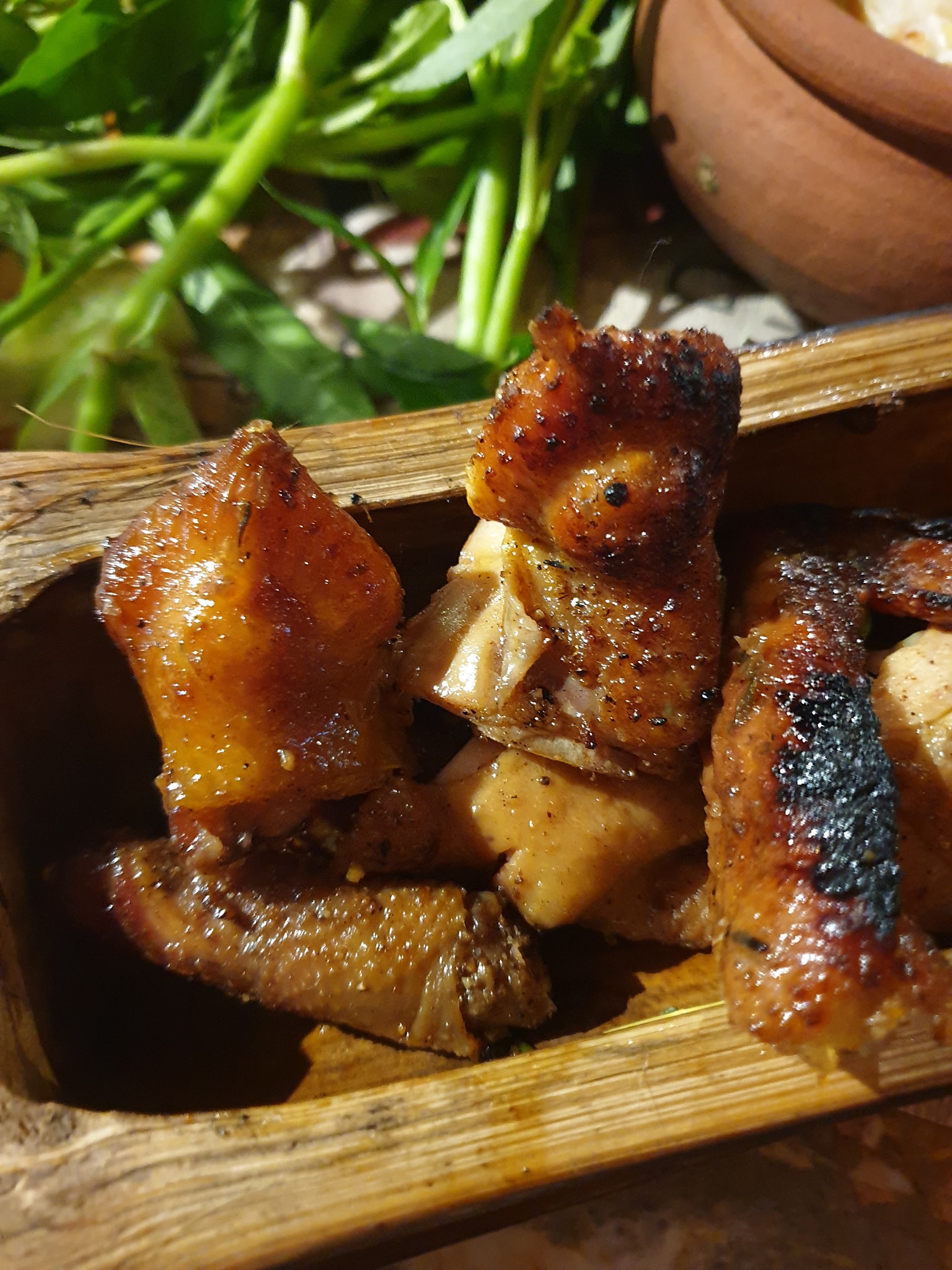 Gọi gà nướng nguyên con nhưng có tận 2 chiếc phao câu trong đĩa, thực khách phát hoảng bê lên mạng hỏi ngay: Đây có phải gà đột biến hay không?!? - Ảnh 4.