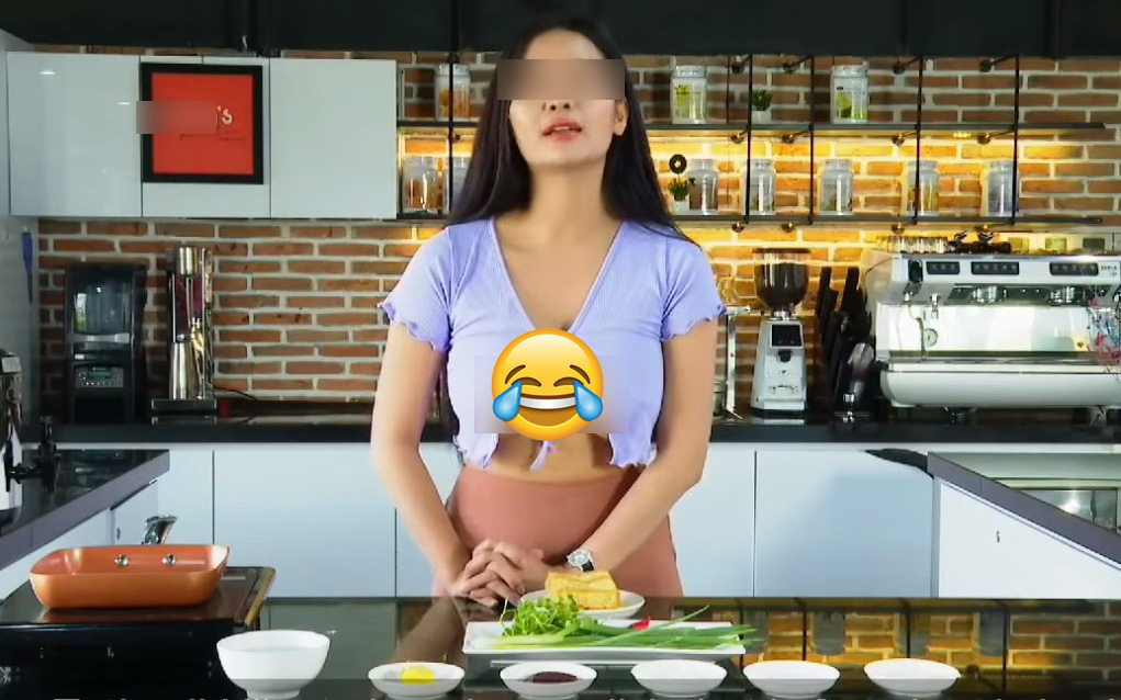 Đăng tải video dạy nấu ăn, cô gái cố tình hớ hênh vòng 1 khiến dân tình đỏ mặt