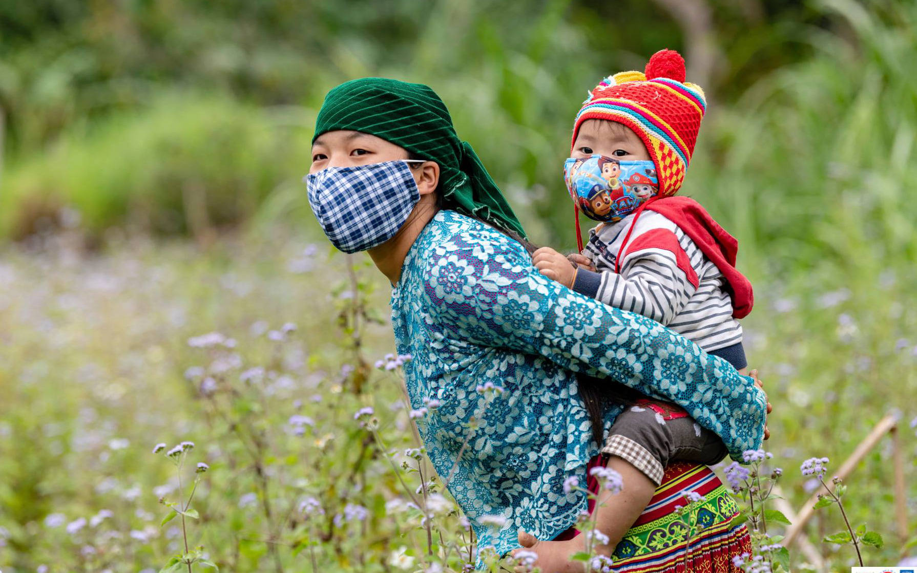 Ảnh: Nét đẹp trong lao động sản xuất của bà con dân tộc thiểu số miền núi phía Bắc kết hợp các biện pháp phòng, chống dịch Covid-19 hiệu quả