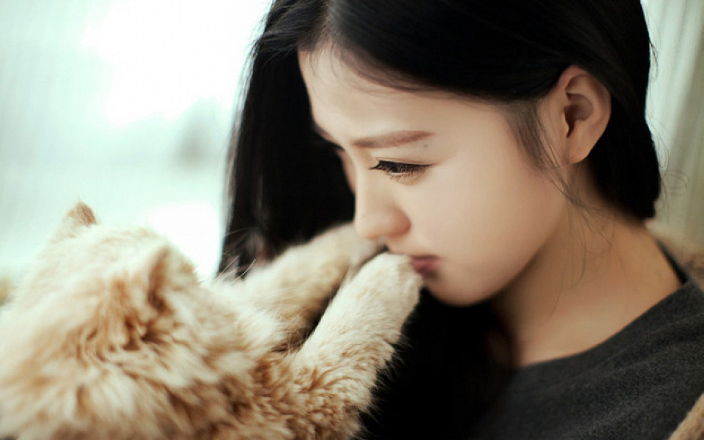 Đến nhà tôi ăn giỗ, người yêu say xỉn rồi ôm cổ bố tôi thì thầm vài câu mà bố đã đồng ý gả tôi ngay