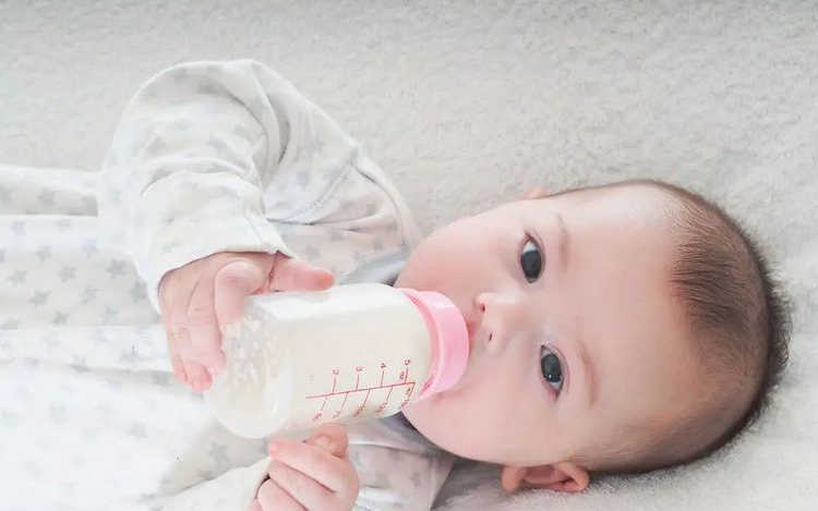 Hầu hết trẻ nhỏ đều vừa bú mẹ vừa bú bình, đây là 4 điều các mẹ cần lưu ý để bé nhanh cứng cáp khi ăn kết hợp 2 loại sữa