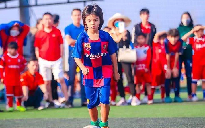 Cậu bé 8 tuổi được mệnh danh "Messi nhí Quảng Ninh" vì đá bóng quá hay, sự thật về quá trình đến với đam mê càng gây bất ngờ