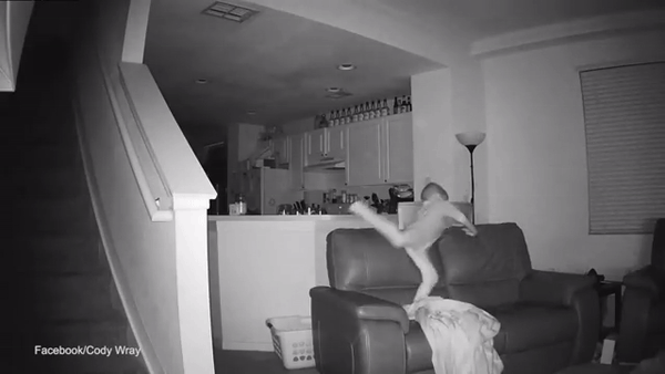 Kiểm tra camera an ninh, ông bố hốt hoảng khi thấy hành động của con trai 6 tuổi trong phòng khách lúc nửa đêm, đoạn clip "gây bão" MXH - Ảnh 2.
