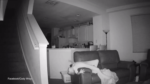 Kiểm tra camera an ninh, ông bố hốt hoảng khi thấy hành động của con trai 6 tuổi trong phòng khách lúc nửa đêm, đoạn clip "gây bão" MXH - Ảnh 3.