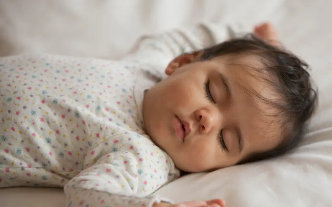 6 tuần đầu tiên trong đời, các em bé sẽ ăn - ngủ - thức liên tục, không có chuyện ngủ xuyên đêm
