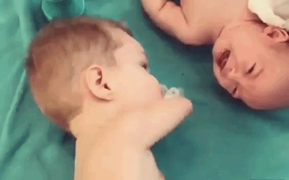 Để các con tự chơi với nhau, mẹ rơi nước mắt khi thấy hành động dỗ dành em của cậu con trai không tay chân, dân mạng cũng chẳng thể cầm lòng