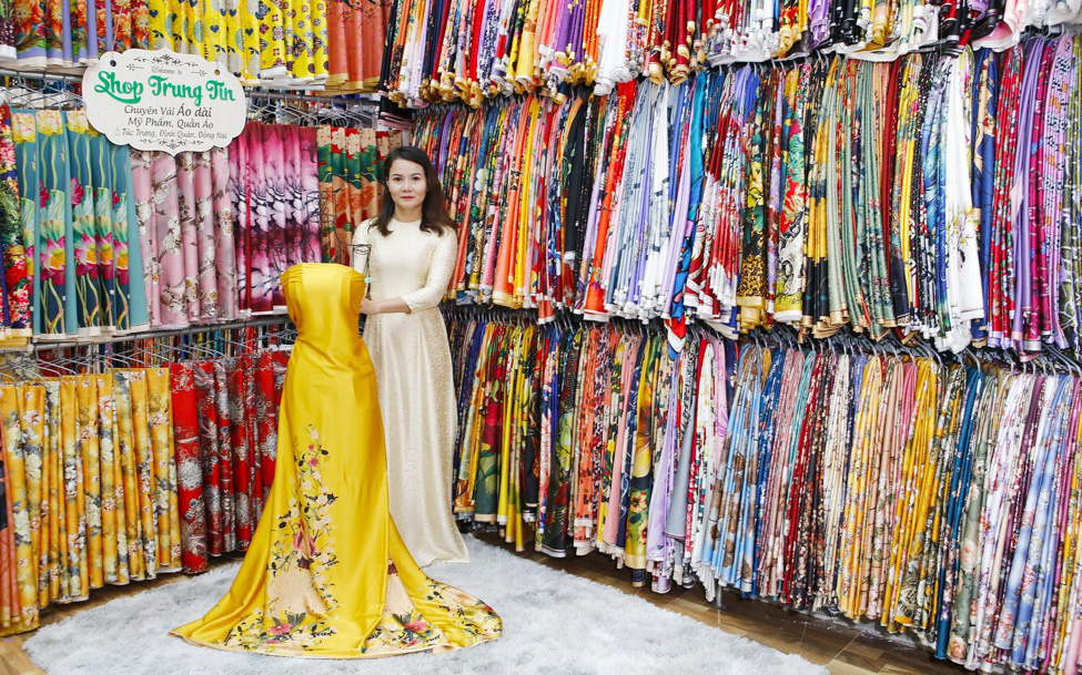 Shop Trung Tín và hành trình giữ nét truyền thống tà áo dài Việt
