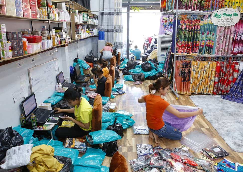 Shop Trung Tín và hành trình giữ nét truyền thống tà áo dài Việt - Ảnh 4.