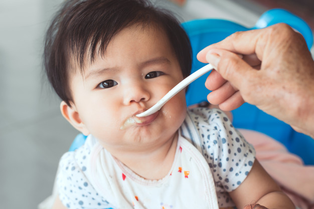 Bé 6 tháng tuổi bị ngộ độc khi ăn bột gạo, cho con ăn dặm cha mẹ phải hết sức lưu ý điều này kẻo ảnh hưởng tới sức khỏe của con - Ảnh 2.
