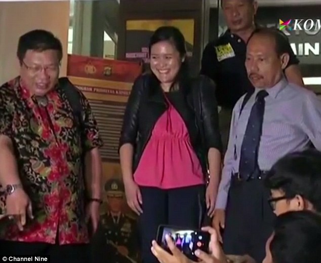 Đang đi uống cafe với bạn bè, người phụ nữ bỗng lăn đùng ra chết cùng nụ cười lạnh gáy của cô bạn thân 7 năm tố cáo tội ác đầy man rợ - Ảnh 4.