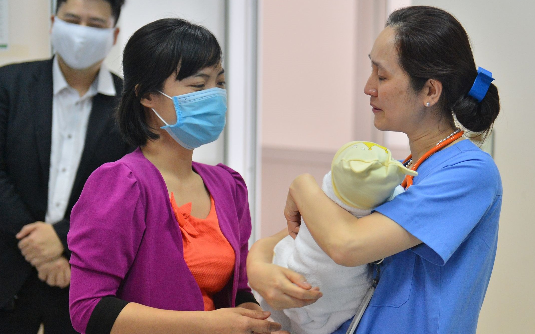 Bé trai bị bỏ rơi ngày 29 Tết ở Hà Nội đã có bố mẹ nuôi, bác sĩ bật khóc nói lời tạm biệt: "Mạnh mẽ lên con nhé!"