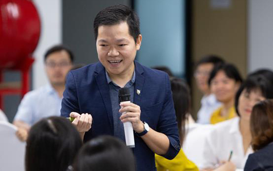 Tiến sĩ Stanford: “Học tiếng Anh bằng trải nghiệm thực tế”