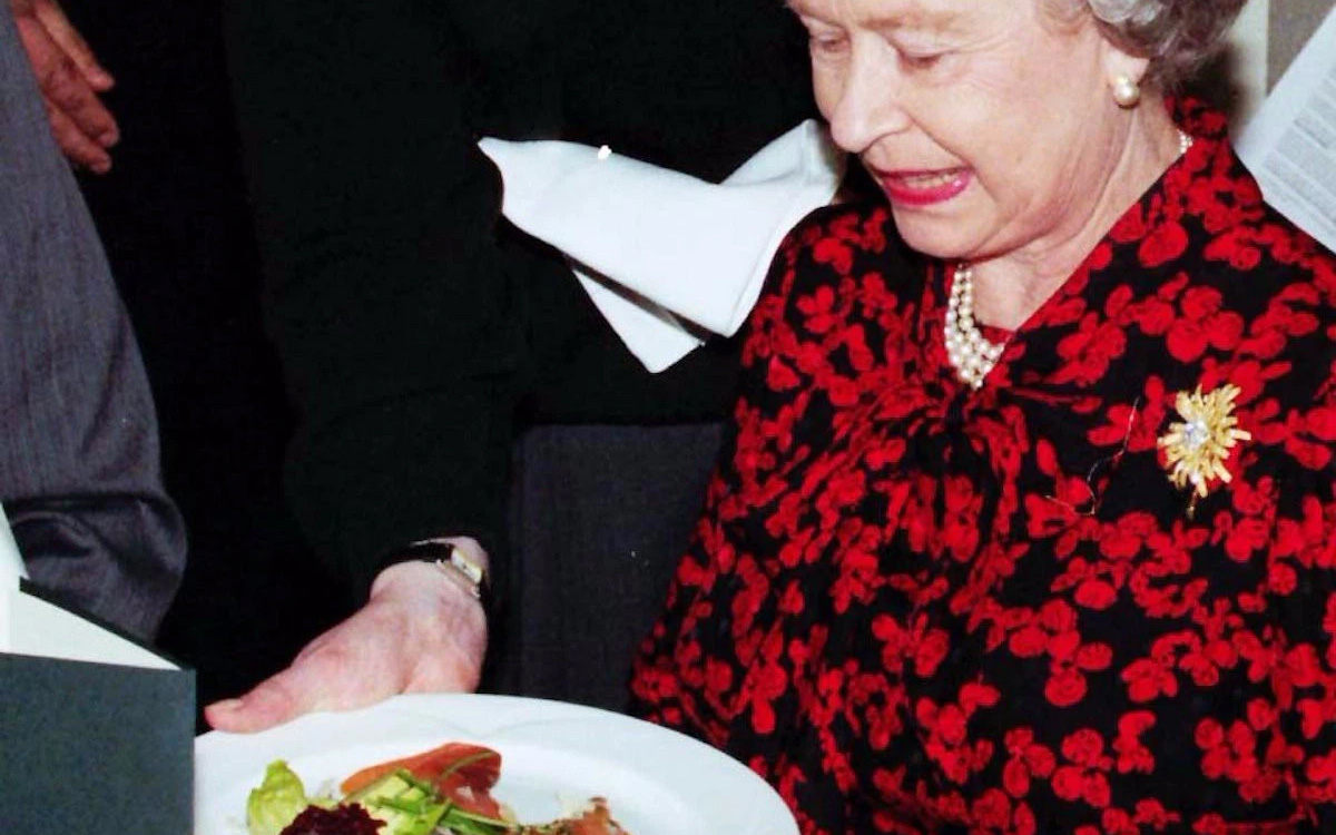 Tròn 95 tuổi, nữ hoàng Anh vẫn sống khỏe mạnh và cực kỳ minh mẫn nhờ những thói quen ăn uống lành mạnh