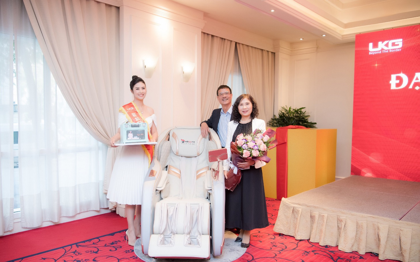 Hoa hậu Ngọc Hân tặng cha mẹ ghế massage Hasuta như món quà sức khỏe