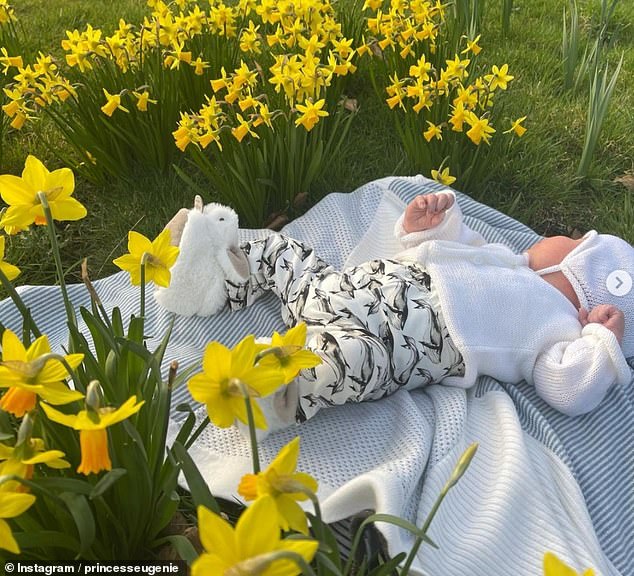 Giữa lùm xùm nhà Sussex, em bé hoàng gia bất ngờ xuất hiện trong bức ảnh mới với ngoại hình thay đổi rõ rệt, chiếm hết spotlight - Ảnh 1.