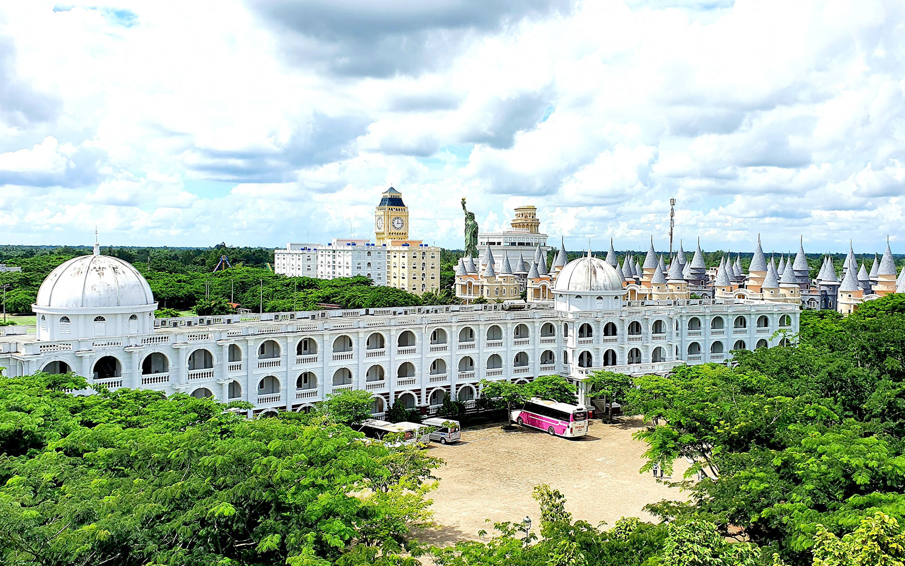 &quot;Đại học cung điện&quot; độc nhất vô nhị tại Việt Nam: Sinh viên ngỡ lạc tới trời Âu, có hẳn CÔNG VIÊN GIẢI TRÍ siêu hoành tráng!