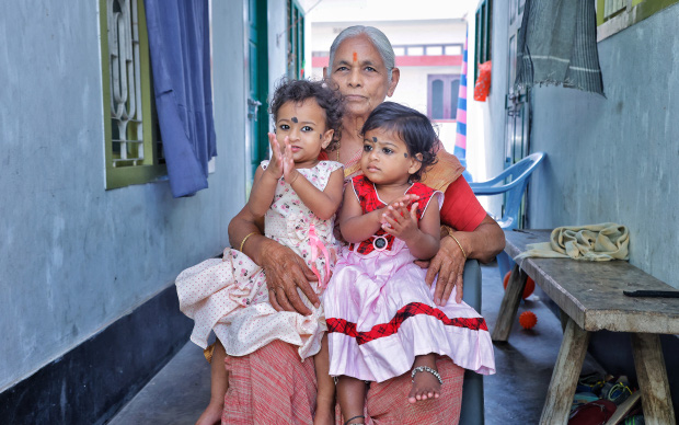 Một năm sau khi sinh đôi ở tuổi 74, sản phụ già nhất thế giới trở thành bà mẹ đơn thân một mình nuôi 2 con
