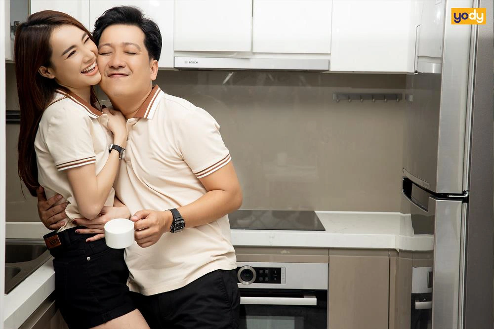 Vợ chồng Trường Giang – Nhã Phương tình tứ trong BST mới nhất của hãng thời trang YODY - Ảnh 4.