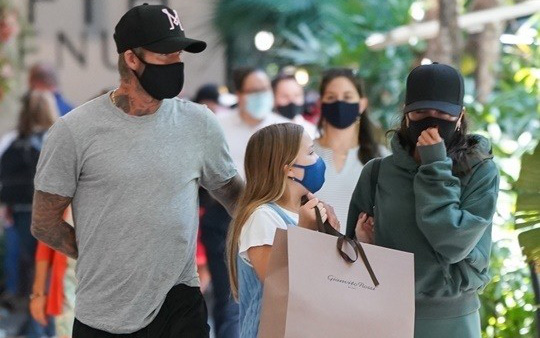 Vóc dáng cao lớn phổng phao của con gái David Beckham chiếm "spotlight" khi xuất hiện bên bố mẹ