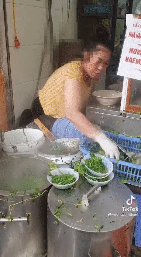 Xôn xao clip bà chủ 1 quán vỉa hè làm đồ ăn nhanh thoăn thoắt, nhưng nhìn bát rau nhiều người rùng mình: Chẳng vệ sinh chút nào! - Ảnh 2.