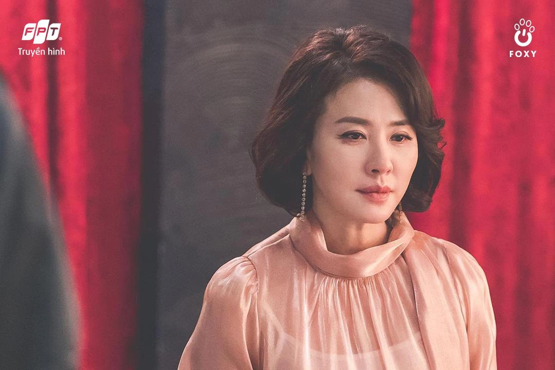 Cú đổi màu ngoạn mục giữa ác nữ Lee Yoo Ri và bà mẹ quốc dân Lee Il Hwa trong bộ phim Ngàn Lời Nói Dối - Ảnh 2.