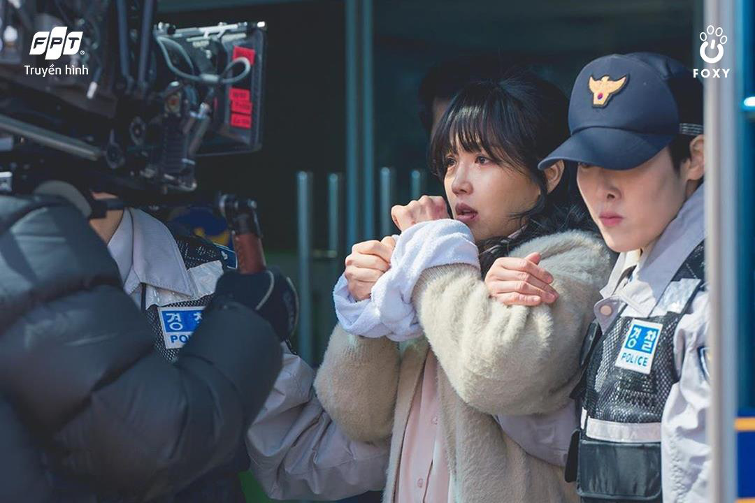 Cú đổi màu ngoạn mục giữa ác nữ Lee Yoo Ri và bà mẹ quốc dân Lee Il Hwa trong bộ phim Ngàn Lời Nói Dối - Ảnh 3.