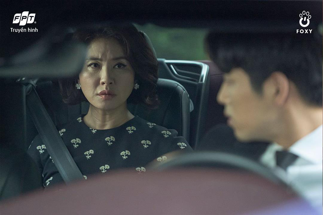 Cú đổi màu ngoạn mục giữa ác nữ Lee Yoo Ri và bà mẹ quốc dân Lee Il Hwa trong bộ phim Ngàn Lời Nói Dối - Ảnh 4.