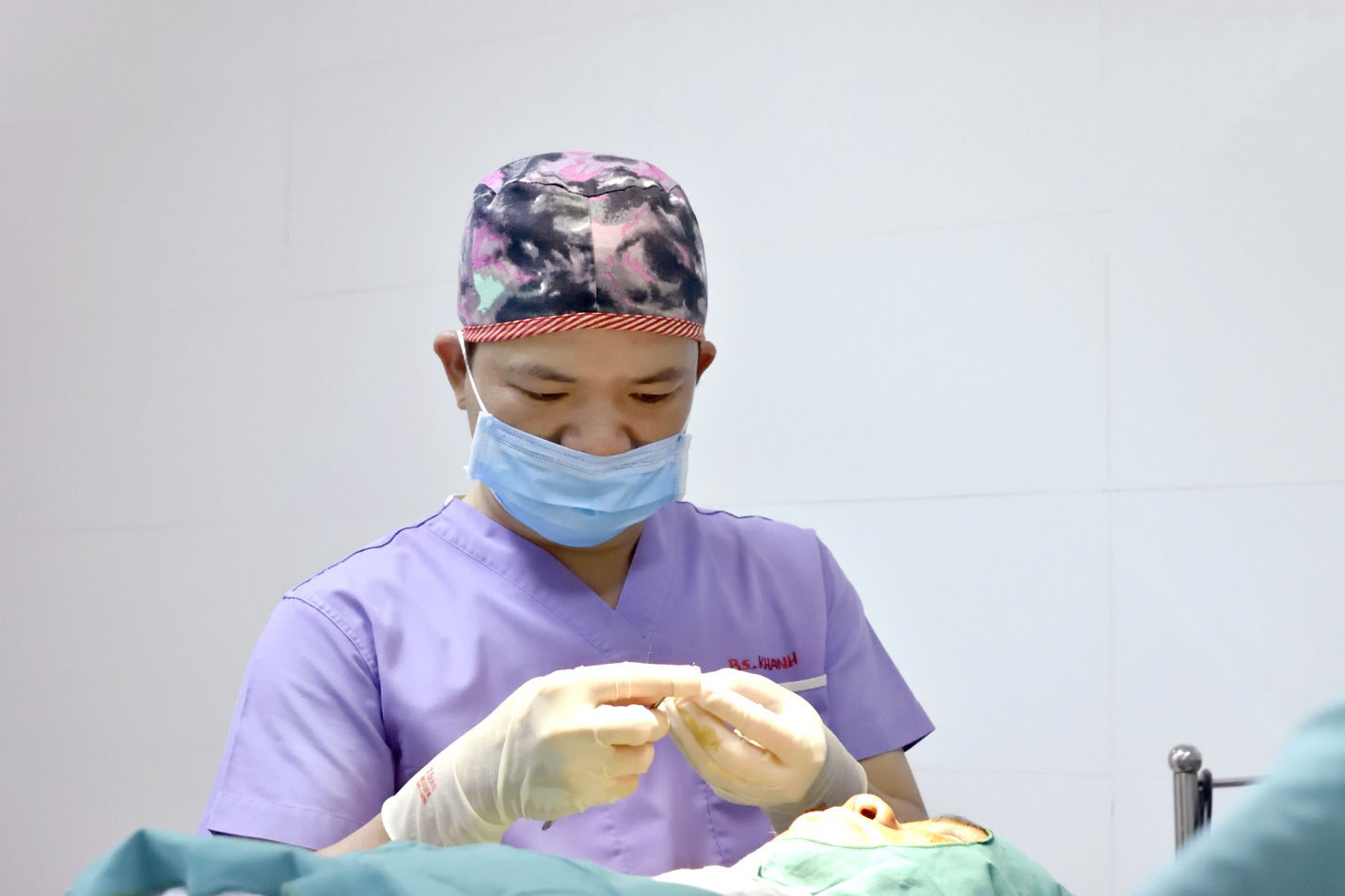 Bác sĩ thẩm mỹ Nguyễn Khanh: Hãy trân quý vẻ đẹp đến từ chính con người bạn - Ảnh 3.