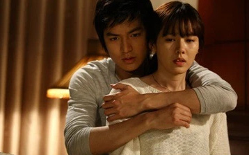 Bộ ảnh Son Ye Jin và Lee Min Ho ôm ấp cực tình bất ngờ hot trở lại sau 11 năm, fan choáng nặng vì tập cuối có tận 3 cảnh nóng
