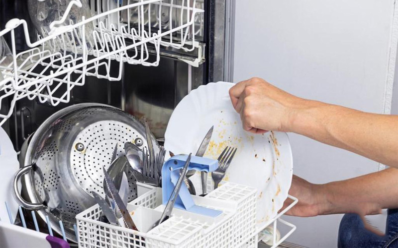 Bột rửa còn nguyên, bát đũa nhờn bẩn khi dùng máy rửa bát và nguyên nhân khiến "khổ chủ" cũng bất ngờ