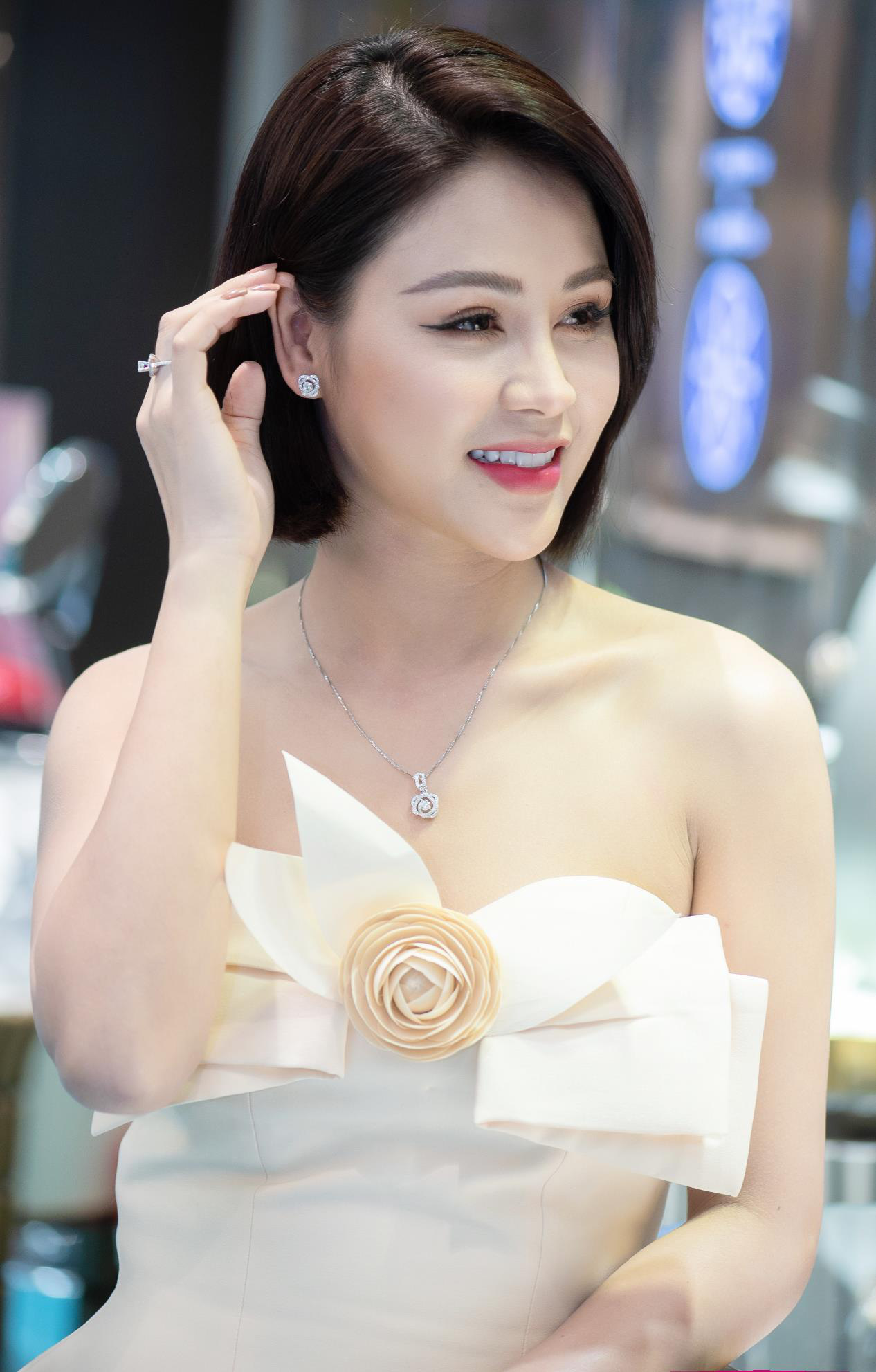 Lương Thu Trang đẹp rạng rỡ với Trang sức kim cương DOJI - Ảnh 1.