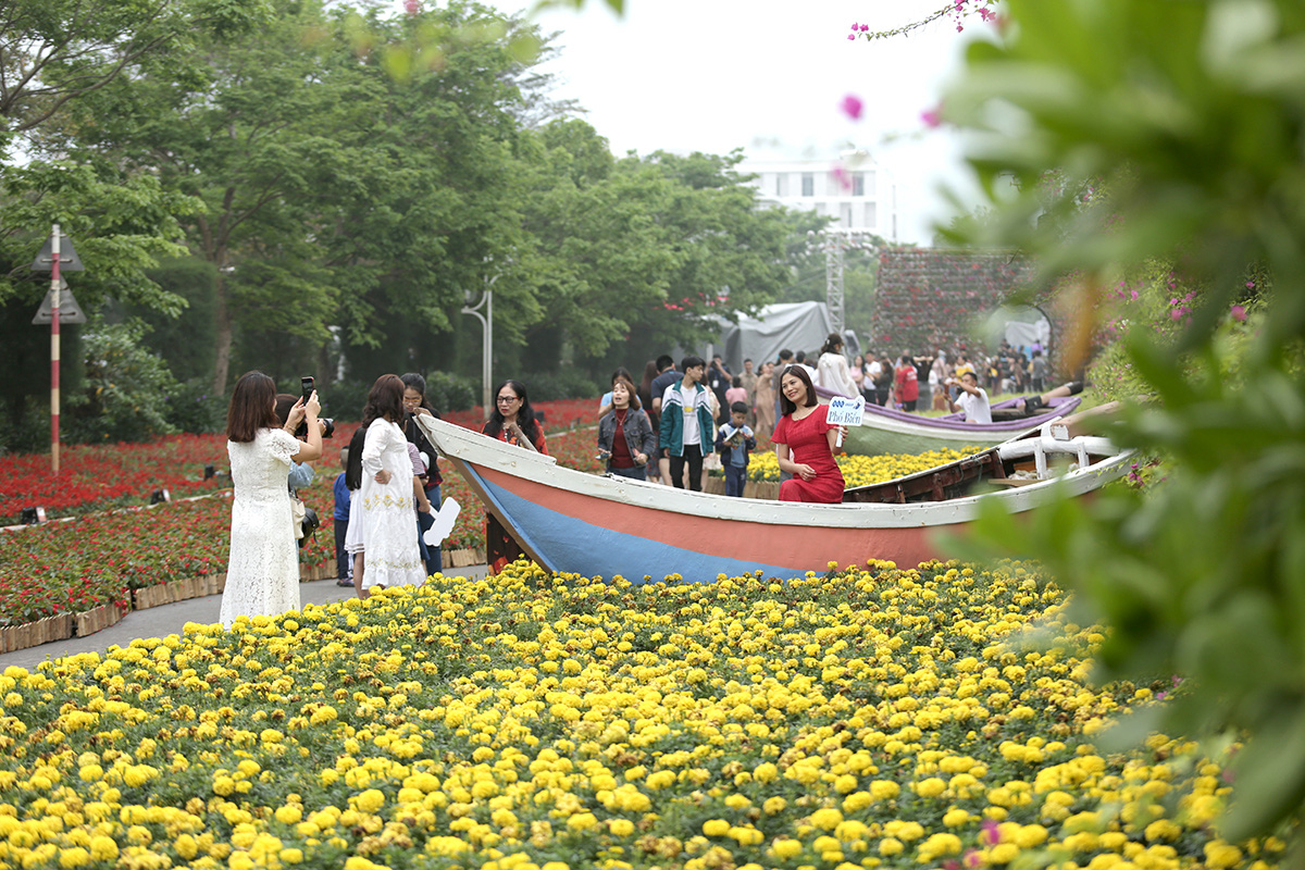 Hàng vạn người đổ về Sầm Sơn dự lễ hội hoa, độ hot của phố biển là đây chứ đâu - Ảnh 3.