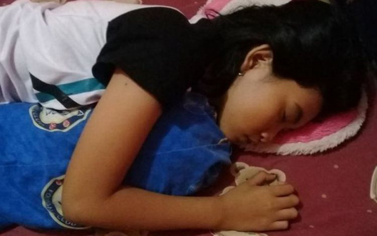 Quá lo lắng vì con gái 16 tuổi ngủ li bì trong 7 ngày liên tục, bố mẹ "vác" con đi khám rồi sững sờ khi biết con mắc hội chứng "Công chúa ngủ trong rừng"