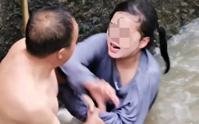 Cô gái nhảy sông tự sát còn hung hăng đánh người cứu mình, phản ứng &quot;đi vào lòng người&quot; của ông chú khiến dân tình vỗ tay tán thưởng
