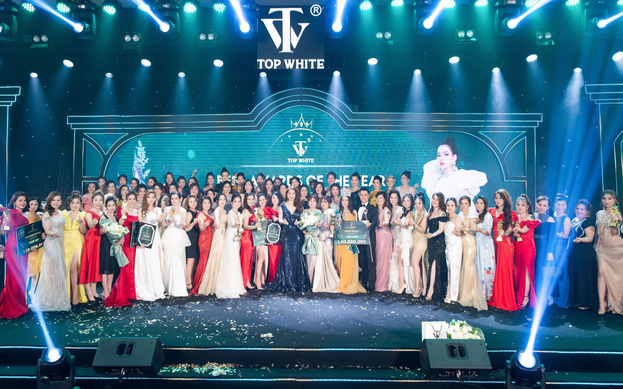 CEO Cao Thị Thùy Dung tổ chức lễ trao giải Top White 2021 vinh danh những nhà phân phối xuất sắc