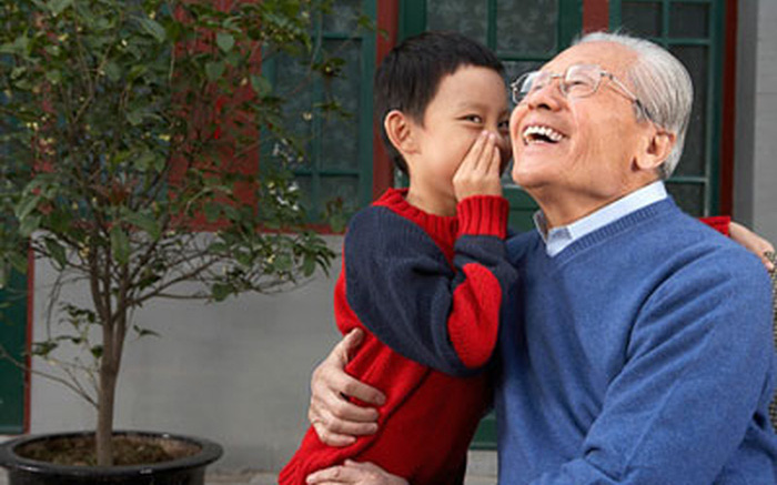 Ông nội cố tình trêu chọc cháu trai: "Hôm nay lại đến nhà ông à, không có cơm ngon đâu", câu trả lời của đứa trẻ khiến huyết áp ông tăng vùn vụt