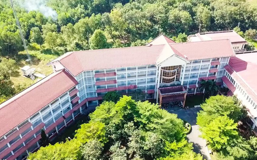 Ngôi trường ở TP. HCM nghe tên thì bình dân nhưng toàn được ca sĩ nổi tiếng &quot;chọn mặt gửi vàng&quot;, quay MV nào triệu view MV đó 