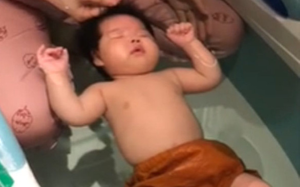 Clip em bé 1 tháng tuổi ở Hà Nội gào khóc khi đi học bơi gây xôn xao cư dân mạng, bất ngờ nhất là nghe người dạy lên tiếng