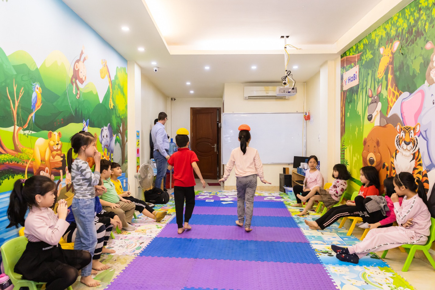 Habi English Center - Cho con học mà chơi, chơi mà học để tiếng Anh luôn là bộ môn thú vị - Ảnh 2.