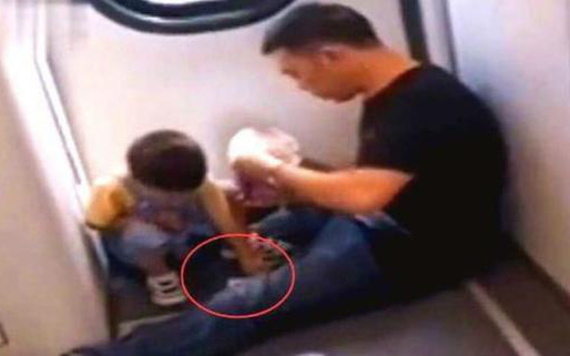 Em bé 3 tuổi than đói bụng khi đi trên tàu, hành động của ông bố khiến hành khách xung quanh xúc động: Đứa bé chắc chắn lớn lên thành người tử tế