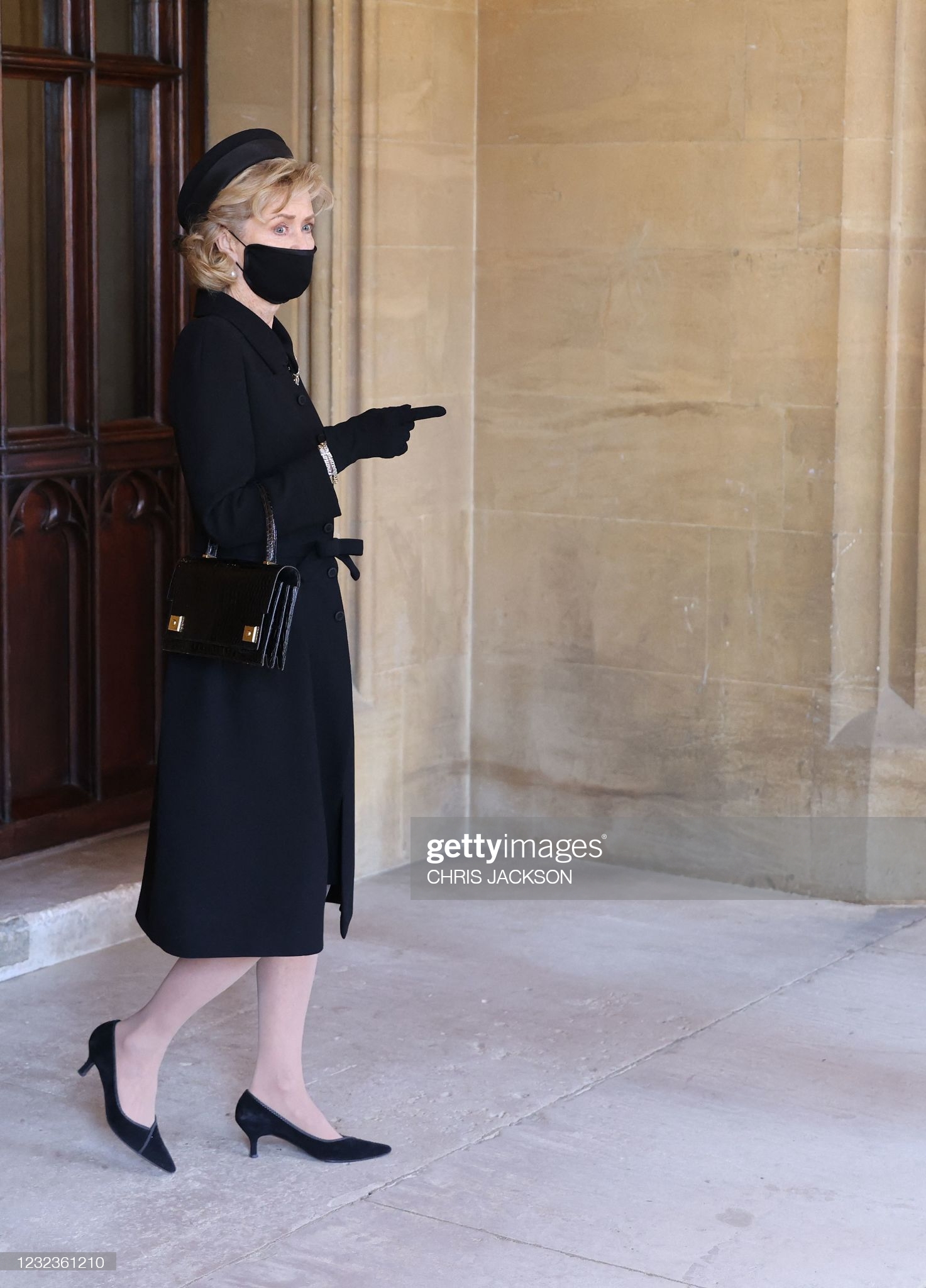 Người phụ nữ thầm lặng trong lễ tang Hoàng tế Philip: Bạn tâm giao kém 32 tuổi của người quá cố, đẹp hơn cả Nữ hoàng Anh và Kate Middleton  - Ảnh 2.