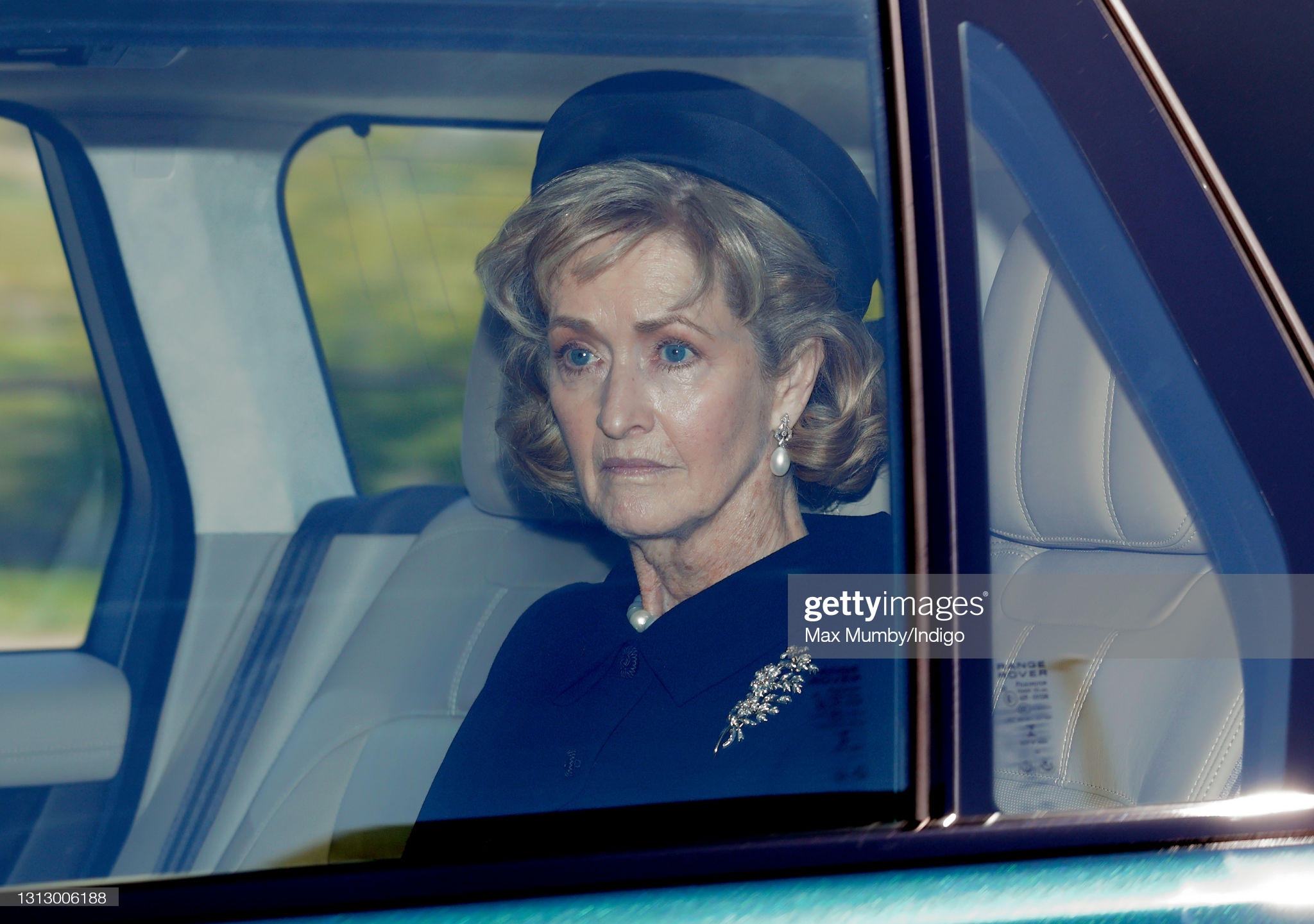 Người phụ nữ thầm lặng trong lễ tang Hoàng tế Philip: Bạn tâm giao kém 32 tuổi của người quá cố, đẹp hơn cả Nữ hoàng Anh và Kate Middleton  - Ảnh 1.